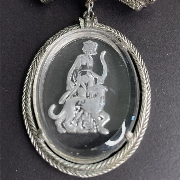 Vintage Avon "Diana The Huntress" Glass Intaglio Cameo Pendent Brooch - Picture 2 of 10